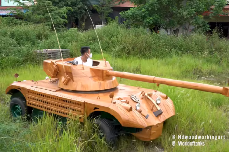 Có thể thấy, chiếc xe tăng của bố con người Việt được chế tạo rất sát theo nguyên mẫu, từ thiết kế cho đến các bánh xe.