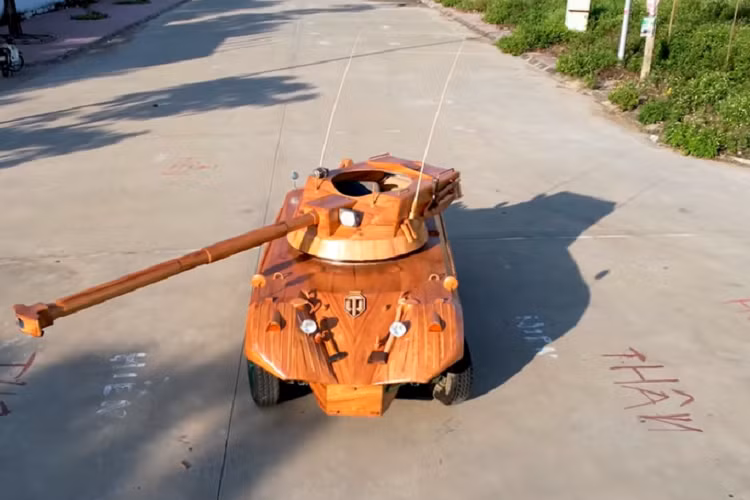 Được biết, cảm hứng của sản phẩm xe tăng từ Mitsubishi cũ này đến từ bộ đôi cha con chơi trò chơi chiến tranh trực tuyến nổi tiếng World of Tanks. Trong trò chơi, các đối thủ sẽ sử dụng những chiếc xe bọc thép từ thời Thế chiến thứ hai để chiến đấu với nhau.