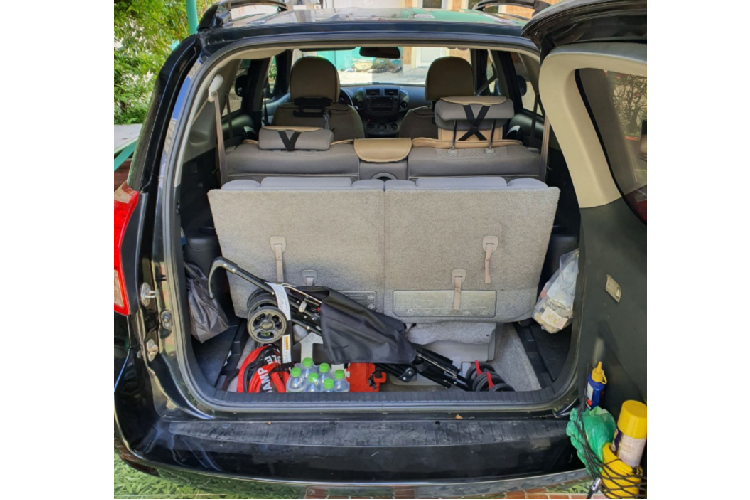 Bản Limited của Toyota RAV4 được trang bị đủ dùng với 8 túi khí, CD 6 đĩa, 7 loa JBL theo xe. Nhược điểm lớn của RAV4 đời này là không có cửa gió điều hoà phía sau.