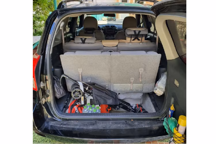 Bản Limited của Toyota RAV4 được trang bị đủ dùng với 8 túi khí, CD 6 đĩa, 7 loa JBL theo xe. Nhược điểm lớn của RAV4 đời này là không có cửa gió điều hoà phía sau.