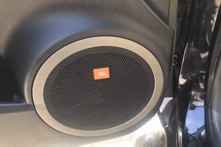 Điểm hấp dẫn của Toyota RAV4 đời 2007 bản Limited chính là động cơ xăng V6 dung tích 3.5L hút khí tự nhiên (N/A) mạnh mẽ, cho công suất 269 mã lực tại 6.200 vòng/phút và mô-men xoắn cực đại 333Nm tại 6.200 vòng/phút. Sức mạnh được truyền xuống bốn bánh (4WD), thông qua hộp số tự động 5 cấp. Theo chủ xe, động cơ V6 này “ăn uống” khoảng 15L/100km trong thành phố và 10L/100km ở đường xa lộ.