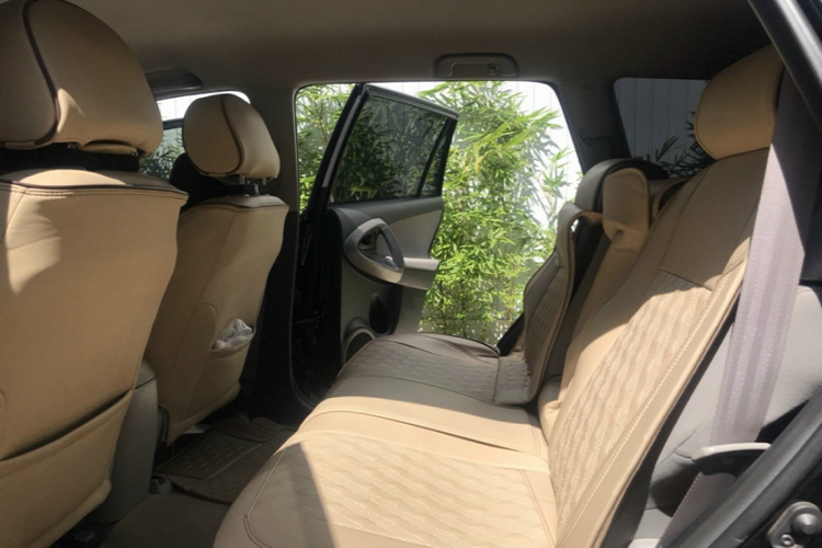 Động cơ V6 dung tích lớn là một trong những điểm hấp dẫn của RAV4 đời này trong tầm giá hơn 400 triệu mà người mua bỏ ra để sở hữu. Ngày nay, xe nhập Mỹ lắp động cơ cỡ lớn không nhiều vì “gánh” nhiều thuế.