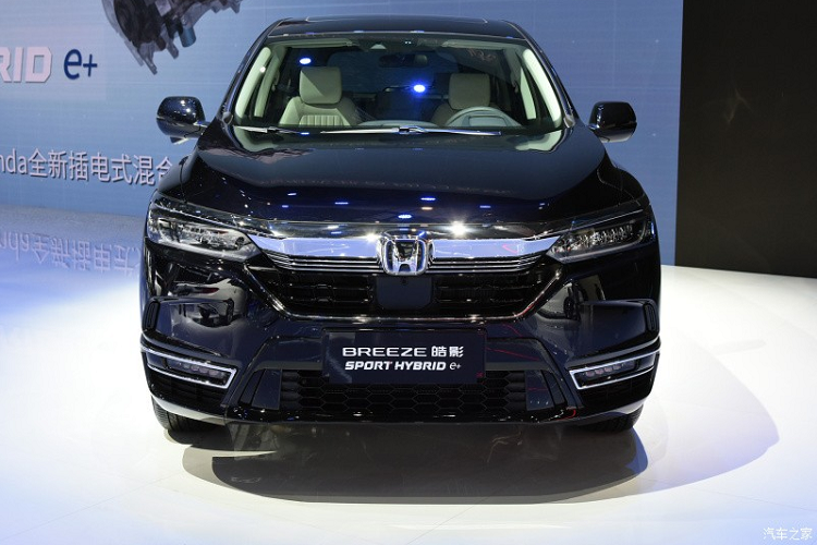 Được phát triển dựa trên Honda CR-V, mẫu xe SUV Honda Breeze e:PHEV 2021 có chiều dài 4.718 mm, chiều rộng 1.861 mm, chiều cao 1.679 mm và chiều dài cơ sở 2.660 mm. So với Honda CR-V, Breeze có chiều dài nhỉnh hơn 133 mm.