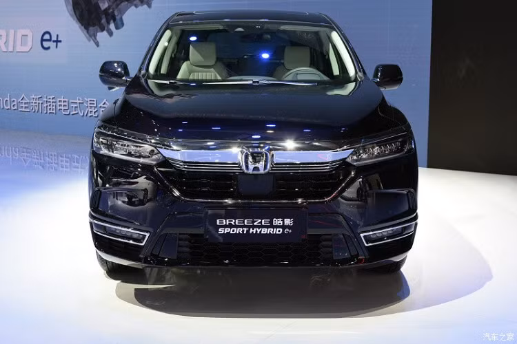 Được phát triển dựa trên Honda CR-V, mẫu xe SUV Honda Breeze e:PHEV 2021 có chiều dài 4.718 mm, chiều rộng 1.861 mm, chiều cao 1.679 mm và chiều dài cơ sở 2.660 mm. So với Honda CR-V, Breeze có chiều dài nhỉnh hơn 133 mm.