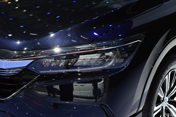 Đằng sau, Honda Breeze e:PHEV 2021 có thiết kế đơn giản hơn CR-V với cụm đèn hậu không có nẹp mạ crôm ở giữa. Thay vào đó, cụm đèn hậu của mẫu xe này được bao quanh bằng viền màu đen bóng. Trên cản sau cũng có nẹp màu đen bóng tương tự và 2 đầu ống xả hình thang.