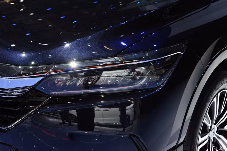 Đằng sau, Honda Breeze e:PHEV 2021 có thiết kế đơn giản hơn CR-V với cụm đèn hậu không có nẹp mạ crôm ở giữa. Thay vào đó, cụm đèn hậu của mẫu xe này được bao quanh bằng viền màu đen bóng. Trên cản sau cũng có nẹp màu đen bóng tương tự và 2 đầu ống xả hình thang.