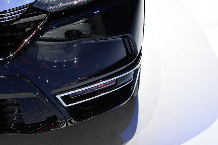 Bước vào bên trong Honda Breeze e:PHEV 2021, người lái được chào đón bằng không gian nội thất gần như giống hệt với CR-V. Mẫu xe này cũng được trang bị màn hình cảm ứng nằm độc lập trên mặt táp-lô, bên dưới 2 cửa gió điều hòa trung tâm. Bên dưới màn hình là các nút bấm và núm xoay cơ học để chỉnh điều hòa.