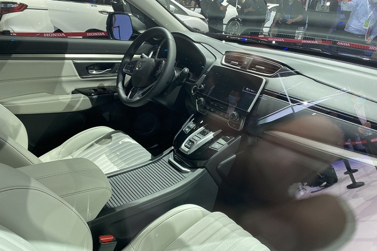 Được áp dụng ngôn ngữ thiết kế Solid Wing Face, Honda Breeze e:PHEV 2021 có thanh mạ crôm dày dặn trên lưới tản nhiệt nối liền với cụm đèn pha thanh mảnh. Bên trong cụm đèn pha này là các bóng đèn có thiết kế như đá quý khá ấn tượng đồng thời tích hợp dải đèn LED định vị ban ngày.