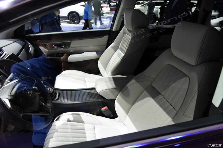 Trái với thiết kế đầu xe, phần sườn xe của Honda Breeze e:PHEV 2021 lại khá giống với CR-V. Tuy nhiên, mẫu xe tiết kiệm nhiên liệu này được trang bị nẹp mạ crôm bên dưới cửa, tạo cảm giác như nối liền với viền đèn sương mù trước và kéo dài đến tận cản sau. Ngoài ra, Honda Breeze e:PHEV 2021 còn được trang bị bộ vành có thiết kế 5 chấu kép, sơn 2 màu.