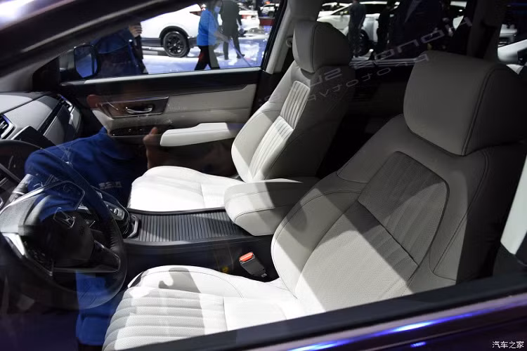 Trái với thiết kế đầu xe, phần sườn xe của Honda Breeze e:PHEV 2021 lại khá giống với CR-V. Tuy nhiên, mẫu xe tiết kiệm nhiên liệu này được trang bị nẹp mạ crôm bên dưới cửa, tạo cảm giác như nối liền với viền đèn sương mù trước và kéo dài đến tận cản sau. Ngoài ra, Honda Breeze e:PHEV 2021 còn được trang bị bộ vành có thiết kế 5 chấu kép, sơn 2 màu.