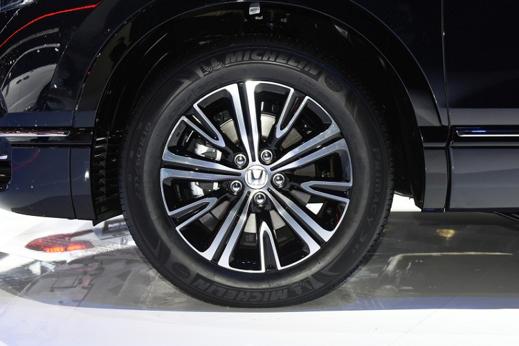 Ngay cả ghế, vô lăng và cụm điều khiển trung tâm của Honda Breeze e:PHEV 2021 cũng giống với CR-V. Tuy nhiên, mẫu crossover cỡ C này lại dùng nút bấm chuyển số theo phong cách xe Hàn Quốc như Hyundai và Kia. Trong khi đó, Honda CR-V vẫn dùng cần số truyền thống. Bên dưới cụm điều khiển trung tâm của Honda Breeze e:PHEV 2021 là ngăn chứa đồ khá lớn và đi kèm nắp che.