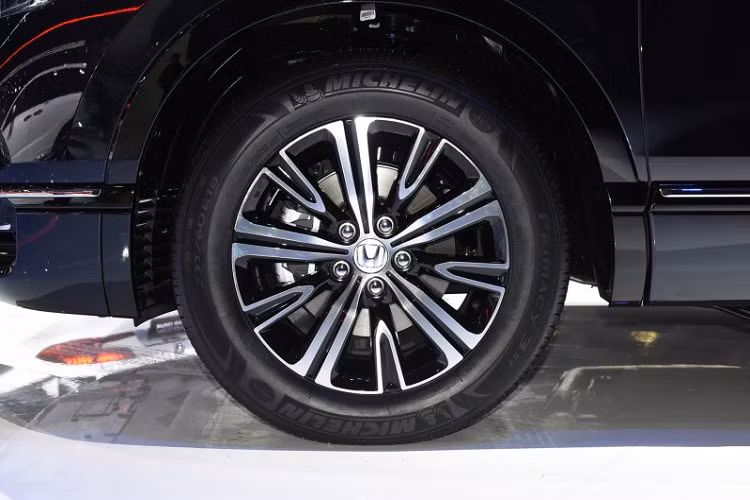 Ngay cả ghế, vô lăng và cụm điều khiển trung tâm của Honda Breeze e:PHEV 2021 cũng giống với CR-V. Tuy nhiên, mẫu crossover cỡ C này lại dùng nút bấm chuyển số theo phong cách xe Hàn Quốc như Hyundai và Kia. Trong khi đó, Honda CR-V vẫn dùng cần số truyền thống. Bên dưới cụm điều khiển trung tâm của Honda Breeze e:PHEV 2021 là ngăn chứa đồ khá lớn và đi kèm nắp che.