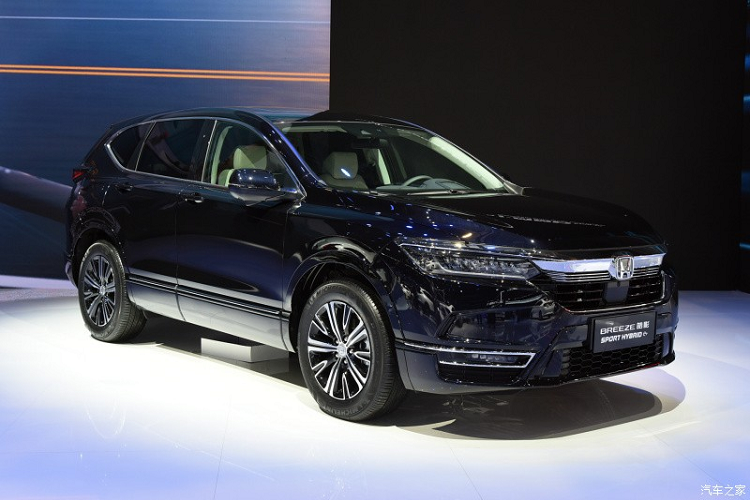 Không chỉ dài hơn, Breeze e:PHEV 2021 còn có thiết kế ngoại thất khác biệt một chút, đặc biệt ở phần đầu xe. Tại đây, chúng ta sẽ bắt gặp thiết kế theo phong cách của Honda Accord hơn là CR-V.