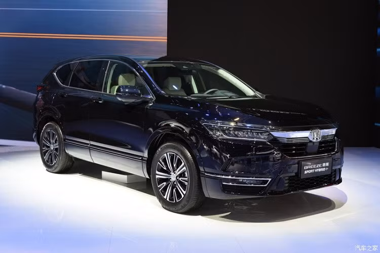 Không chỉ dài hơn, Breeze e:PHEV 2021 còn có thiết kế ngoại thất khác biệt một chút, đặc biệt ở phần đầu xe. Tại đây, chúng ta sẽ bắt gặp thiết kế theo phong cách của Honda Accord hơn là CR-V.