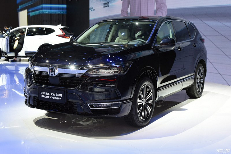 Điểm nhấn của Honda Breeze e:PHEV 2021 mới nằm ở hệ truyền động plug-in hybrid, bao gồm máy xăng Atkinson Cycle 4 xi-lanh, dung tích 2.0L, hút khí tự nhiên và 2 mô-tơ điện. Hiện hãng Honda chưa công bố thông số vận hành của hệ truyền động này. Chỉ biết rằng, Honda Breeze e:PHEV 2021 có thể chạy hết quãng đường 85 km chỉ bằng mô-tơ điện và tiêu thụ lượng xăng trung bình 1,3 lít/100 km, ít hơn cả xe máy.