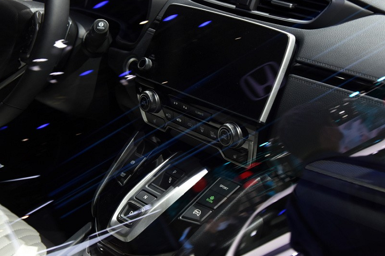 Bên dưới là hốc gió trung tâm khá lớn với thiết kế mắt lưới hình tổ ong và đèn sương mù thanh mảnh nằm ngang. Bao quanh đèn sương mù trước là nan mạ crôm kéo dài sang hai bên.