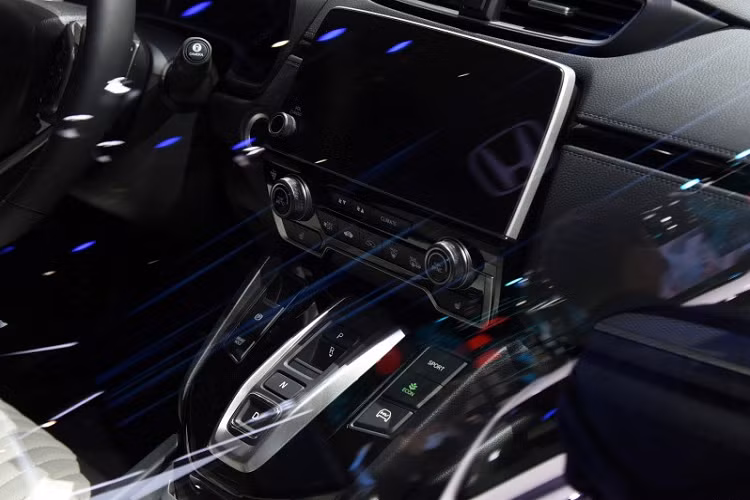 Bên dưới là hốc gió trung tâm khá lớn với thiết kế mắt lưới hình tổ ong và đèn sương mù thanh mảnh nằm ngang. Bao quanh đèn sương mù trước là nan mạ crôm kéo dài sang hai bên.