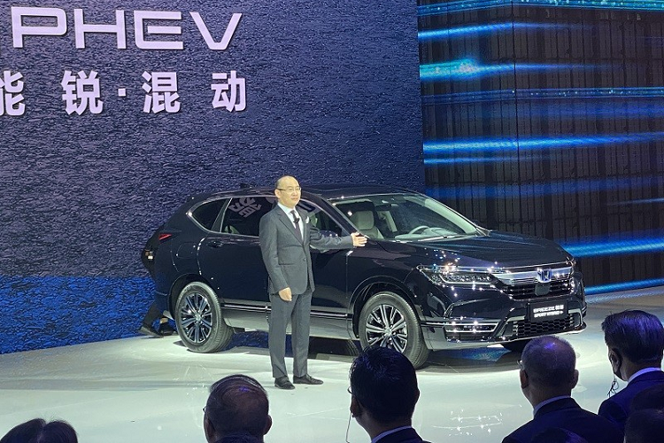 Tại triển lãm Ô tô Bắc Kinh 2020 diễn ra vào tháng 9 năm ngoái, hãng Honda đã vén màn phiên bản plug-in hybrid (PHEV) chỉ tiêu thụ 1,1 lít xăng/100 km của CR-V tại thị trường Trung Quốc. Đến nay, tới lượt Honda Breeze tiết kiệm xăng - "anh em sinh đôi không cùng trứng" của CR-V - được bổ sung phiên bản plug-in hybrid mang tên e:PHEV trong triển lãm Ô tô Thượng Hải 2021. Đây đồng thời cũng là mẫu xe PHEV đầu tiên của liên doanh GAC Honda tại Trung Quốc. Trong khi đó, CR-V là sản phẩm của liên doanh Dongfeng Honda.
