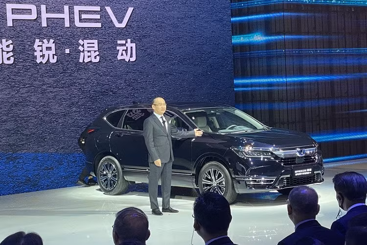 Tại triển lãm Ô tô Bắc Kinh 2020 diễn ra vào tháng 9 năm ngoái, hãng Honda đã vén màn phiên bản plug-in hybrid (PHEV) chỉ tiêu thụ 1,1 lít xăng/100 km của CR-V tại thị trường Trung Quốc. Đến nay, tới lượt Honda Breeze tiết kiệm xăng - "anh em sinh đôi không cùng trứng" của CR-V - được bổ sung phiên bản plug-in hybrid mang tên e:PHEV trong triển lãm Ô tô Thượng Hải 2021. Đây đồng thời cũng là mẫu xe PHEV đầu tiên của liên doanh GAC Honda tại Trung Quốc. Trong khi đó, CR-V là sản phẩm của liên doanh Dongfeng Honda.