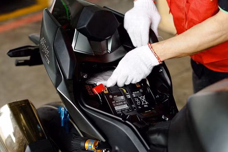 Kawasaki Ninja H2 Carbon có kích thước tổng thể dài x rộng x cao lần lượt là 1.455 mm, 2.085 mm và cao 1.125 mm. Chiều cao yên đạt mức 825 mm và khoảng sáng gầm 130 mm. Trọng lượng không tải 238 kg và bình xăng có dung tích 17 lít.