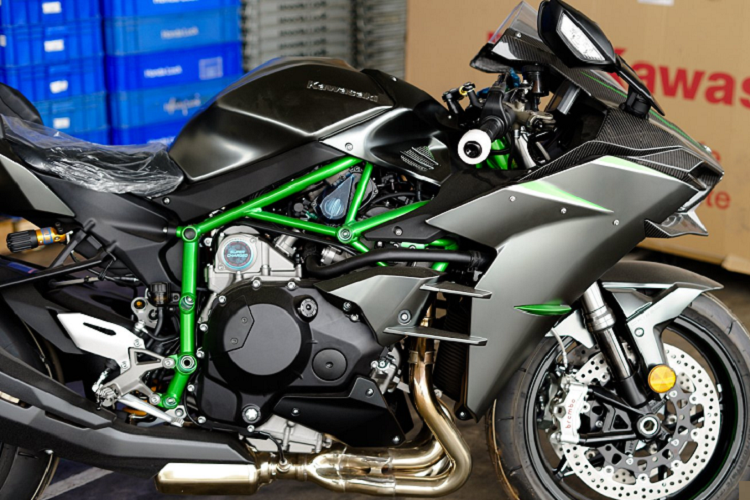 So với Ninja H2 tiêu chuẩn, Kawasaki Ninja H2 Carbon 2021 mới tạo sự khác biệt với toàn bộ phần đầu ốp sợi carbon, kẹp phanh trước Brembo Stylema và bộ lốp hiệu suất cao Bridgestone RS11. Ninja H2 Carbon là phiên bản cao cấp mới nhất của Ninja H2. Phiên bản Ninja H2 Carbon là mẫu xe đẳng cấp nằm giữa H2R và H2 tiêu chuẩn.