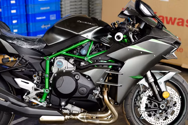 So với Ninja H2 tiêu chuẩn, Kawasaki Ninja H2 Carbon 2021 mới tạo sự khác biệt với toàn bộ phần đầu ốp sợi carbon, kẹp phanh trước Brembo Stylema và bộ lốp hiệu suất cao Bridgestone RS11. Ninja H2 Carbon là phiên bản cao cấp mới nhất của Ninja H2. Phiên bản Ninja H2 Carbon là mẫu xe đẳng cấp nằm giữa H2R và H2 tiêu chuẩn.