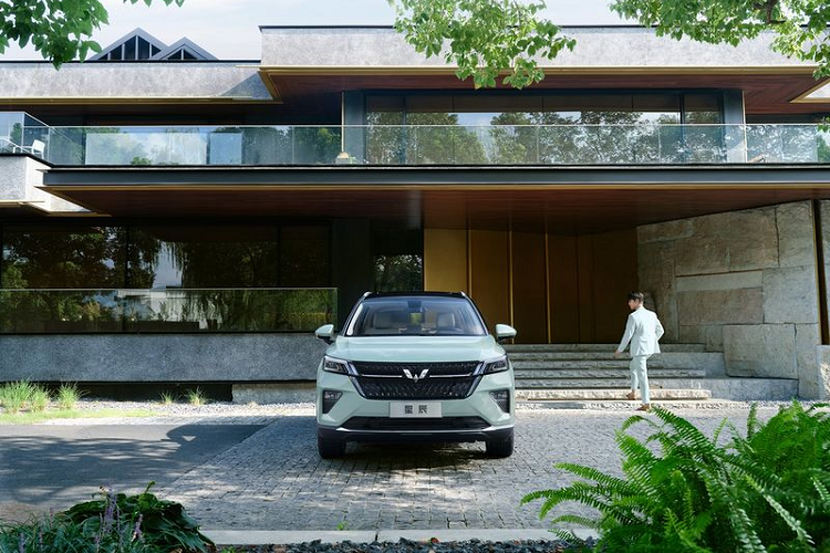 Ngoài ra, mẫu xe Wuling Asta siêu rẻ này còn có một đường vai nổi bật, phần mái tương phản, thân xe ốp nhựa và cặp đèn hậu mảnh mai.