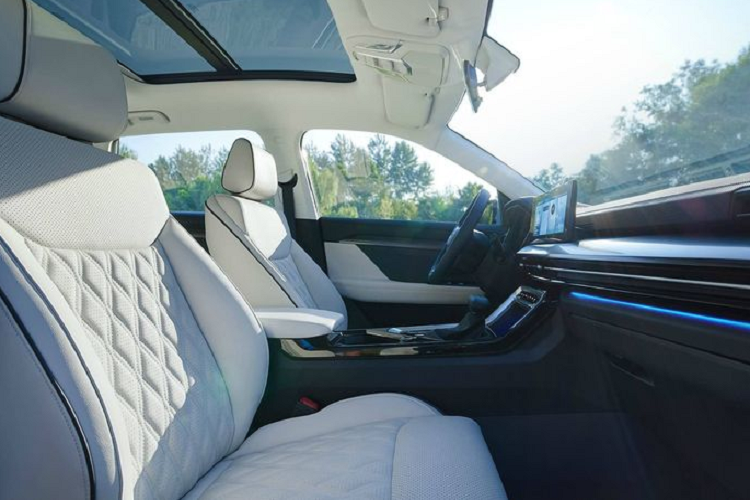 Di chuyển vào bên trong, Wuling Asta gây ấn tượng với cabin 5 chỗ ngồi được hoàn thiện trong 2 tông màu thời trang cùng nhiều tiện nghi hiện đại như màn hình 10,25 inch cho hệ thống thông tin giải trí, cụm đồng hồ kỹ thuật số, đèn nền nội thất, các chi tiết trang trí bằng gỗ và kim loại.