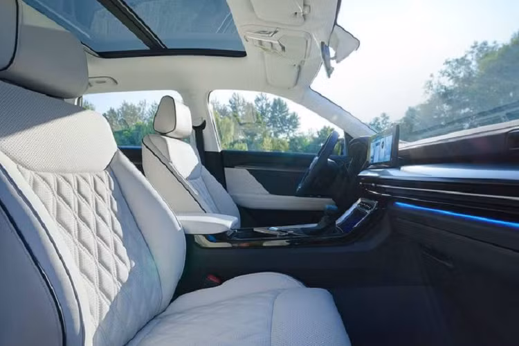 Di chuyển vào bên trong, Wuling Asta gây ấn tượng với cabin 5 chỗ ngồi được hoàn thiện trong 2 tông màu thời trang cùng nhiều tiện nghi hiện đại như màn hình 10,25 inch cho hệ thống thông tin giải trí, cụm đồng hồ kỹ thuật số, đèn nền nội thất, các chi tiết trang trí bằng gỗ và kim loại.