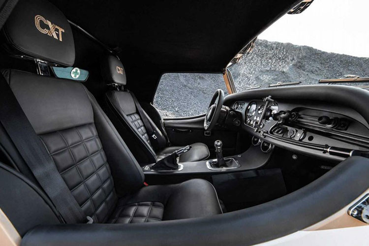 Nội thất của chiếc xe địa hình độc đáo này có phần mui cứng bằng hợp chất, lắp giữa khung chống lật trong và ngoài. Trên mặt táp lô là một giá đỡ để giữ những vật dụng như điện thoại và camera. Vị trí để chân của hành khách có một chỗ cất bản đồ và túi giữ lạnh cách nhiệt. Một bộ sơ cứu được để ở phía sau ghế phòng trường hợp ai đó bị thương.