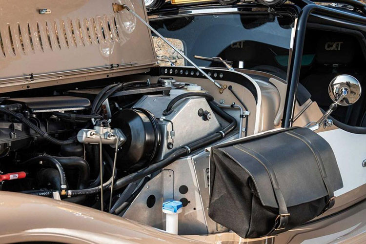 Để xử lý các con đường địa hình bụi bặm, Plus Four CX-T có thêm các thanh xương đòn Plus Six được độ riêng để mở rộng khoảng cách giữa các bánh xe và tăng khả năng di chuyển của bánh xe. Chiếc xe phong cách cổ điển chạy trên các thanh lò xo cuộn EXE-TC với các điểm dừng va đập bên trong. Khoảng sáng gầm xe giờ đây là 230 mm.