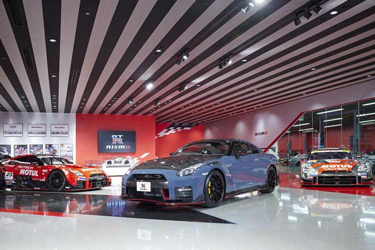 Lần đầu tiên ra mắt thị trường cách đây 13 năm, có thể nói GT-R Nismo 2022 sẽ là một trong những biến thể cuối cùng của dòng siêu xe Nissan GT-R đình đám, trước khi chính thức bị dừng sản xuất vào năm 2023. Mức giá xe Nissan GT-R Nismo 2022 khoảng 210.700 USD (khoảng 4,8 tỷ đồng).