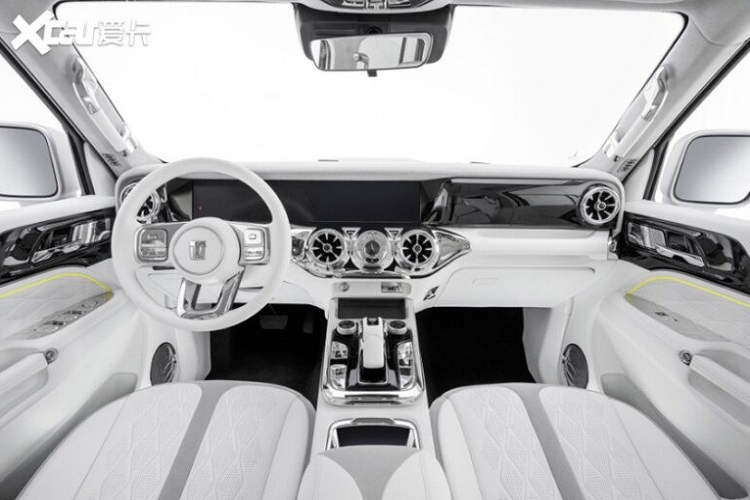 Toàn bộ dàn body-kit của xe bao gồm cản sốc trước và sau lớn, hệ thống khe thông gió và hốc hút gió kích thước lớn, hệ thống chiếu sáng full LED có tạo hình ấn tượng, nắp capô gồ cao đi kèm hốc hút gió giả. Cuối cùng, nổi bật trên màu sắc ngoại thất của xe chính là các chi tiết điểm nhấn màu vàng neon đẹp mắt.