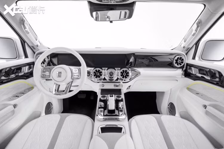 Toàn bộ dàn body-kit của xe bao gồm cản sốc trước và sau lớn, hệ thống khe thông gió và hốc hút gió kích thước lớn, hệ thống chiếu sáng full LED có tạo hình ấn tượng, nắp capô gồ cao đi kèm hốc hút gió giả. Cuối cùng, nổi bật trên màu sắc ngoại thất của xe chính là các chi tiết điểm nhấn màu vàng neon đẹp mắt.