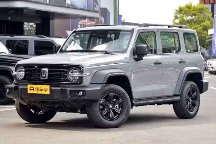 Hơi đáng tiếc là dù có giá bán cao hơn nhưng Great Wall Cybertank 300 lại vẫn sử dụng động cơ tương tự như mẫu Tank cũ. Cung cấp sức mạnh cho xe là khối động cơ 2.0L tăng áp turbo, sản sinh công suất 227 mã lực và mômen xoắn cực đại 387 Nm. Toàn bộ sức mạnh này sẽ được truyền đến cả 4 bánh xe thông qua hộp số tự động 8 cấp và hệ dẫn động 4 bánh toàn thời gian.