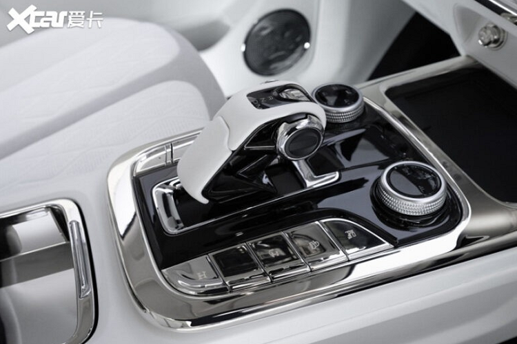 Phần mui xe cũng có thiết kế nâng cao và tích hợp thêm cánh gió. Các chi tiết đáng chú ý khác trên Cybertank 300 có thể kể đến nẹp hông xe, bộ mâm hợp kim 21 inch, hộc để bánh dự phòng hình vuông. Hệ thống treo của xe cũng được nâng cao 20mm nhằm tương thích với giảm chấn thủy lực và lò xo giảm xóc mới.