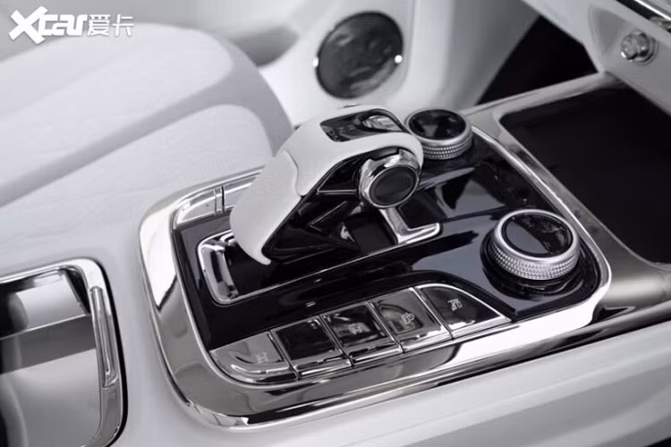 Phần mui xe cũng có thiết kế nâng cao và tích hợp thêm cánh gió. Các chi tiết đáng chú ý khác trên Cybertank 300 có thể kể đến nẹp hông xe, bộ mâm hợp kim 21 inch, hộc để bánh dự phòng hình vuông. Hệ thống treo của xe cũng được nâng cao 20mm nhằm tương thích với giảm chấn thủy lực và lò xo giảm xóc mới.