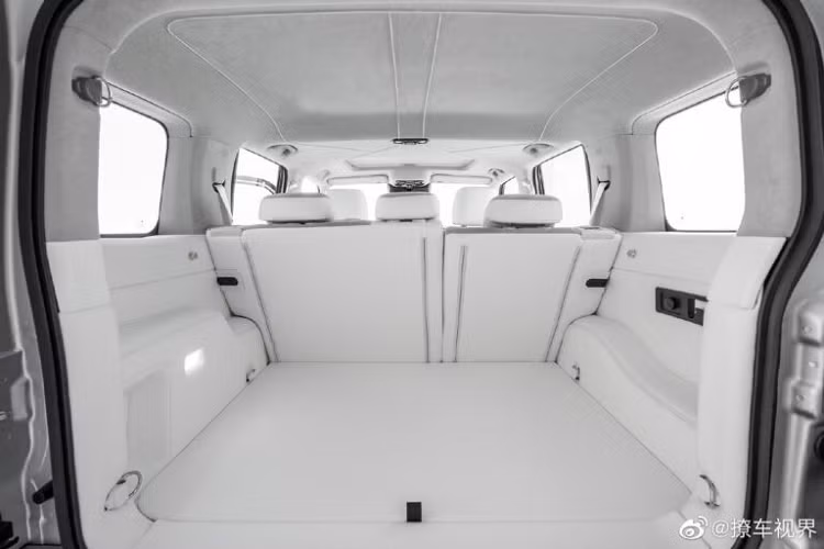 Bước vào khoang lái, Cybertank 300 gây ấn tượng với nội thất màu trắng sáng cùng các chi tiết điểm nhấn màu xám và vàng neon. Phong cách thiết kế này của Cybertank 300 được thừa hưởng từ chiếc Tank 300 nguyên bản, nhưng Cybertank 300 đã được bổ sung thêm nhiều chất liệu và chi tiết cao cấp hơn.