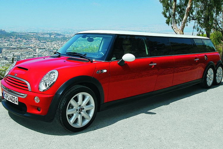 Mini là một mẫu xe mang tính biểu tượng với thiết kế đặc trưng, nhỏ gọn mà mang tới trải nghiệm lái thú vị. Mặc dù những chiếc Mini hiện đại đã rất cố gắng gìn giữ các đặc điểm đó, chúng vẫn bị coi là quá to và lái tệ hại bởi các fan hâm mộ. Chiếc Mini XXL dài 6 mét đặc biệt dưới đây là bằng chứng không thể chuẩn hơn cho điều đó. Nó là một mẫu concept được hé lộ tại Olympic Athens vì một lý do không cụ thể kỳ lạ nào đó trước khi tham dự các triển lãm ở châu Âu và châu Á.