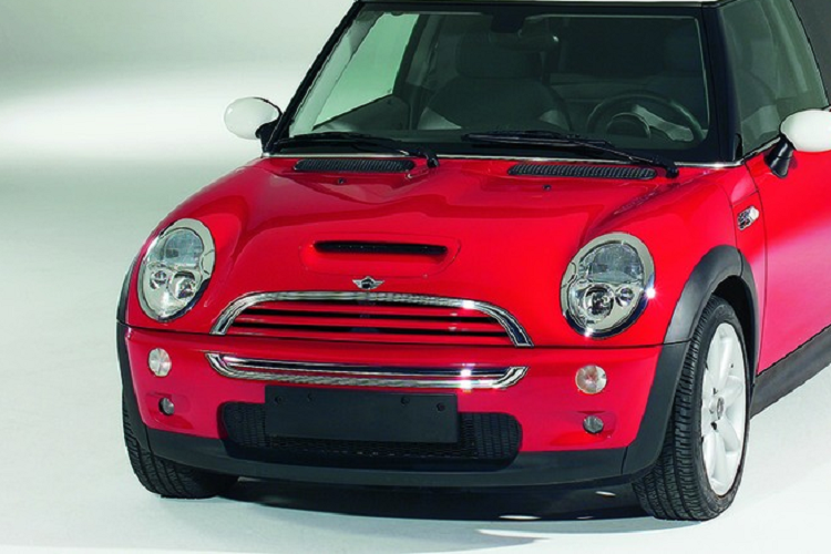 Ở bên ngoài, chiếc xe này có một tính năng cực độc để phục vụ các bữa tiệc ngoài trời. Người sử dụng có thể tháo phần nóc phía sau để lộ ra một bồn tắm nước nóng mà đương nhiên không ai nên dùng khi xe đang di chuyển. Dưới đáy có một cái phích cắm để thoát nước trong bồn khi không sử dụng.