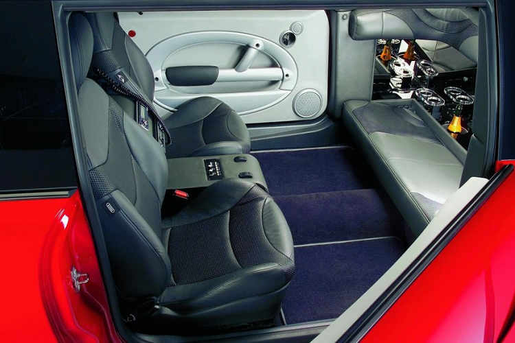 Bên cạnh chỗ ngồi có cách bố trí lạ và quầy bar cung cấp đồ uống, nội thất của Mini XXL đặc biệt này còn trang bị nhiều món “đồ chơi đẳng cấp 2004” khác ví như tv màn hình phẳng có thể thu vào, một đầu DVD, một đầu CD với âm thanh tích hợp trong, điều hòa, da bọc màu đen và điện thoại để liên lạc tài xế ngồi phía trước.