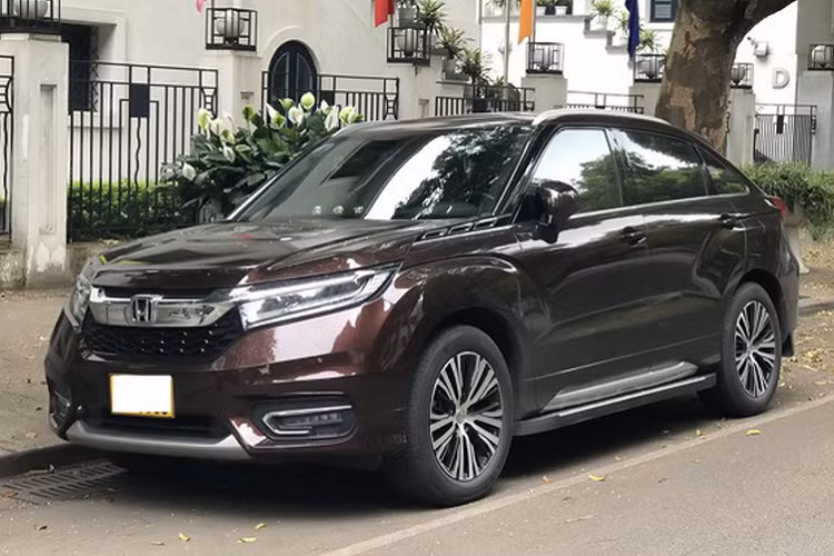 Chiếc Honda Avancier màu trắng trong bài viết thuộc phiên bản “240 Turbo” sử dụng động cơ 1.5L tăng áp và đây là phiên bản Tiêu chuẩn của Avancier tại Trung Quốc. Theo tìm hiểu, đây là xe của Đại sứ quán nhập về nước. Trước đó đã có vài chiếc Honda Avancier tại Việt Nam đeo biển kiểm soát của Lào.