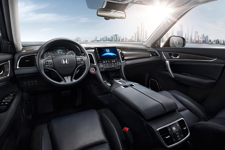 Honda Avancier tại Việt Nam là mẫu xe crossover cỡ lớn vì sở hữu chiều dài trục cơ sở lên đến 2.820 mm, kích thước của Honda Avancier lớn hơn nhiều so với “người anh em” CR-V. Tại thị trường Trung Quốc, Honda Avancier là đối thủ cạnh tranh trực tiếp với Toyota Highlander và Ford Edge, mặc dù cả hai mẫu xe này đều có thêm một hàng ghế.