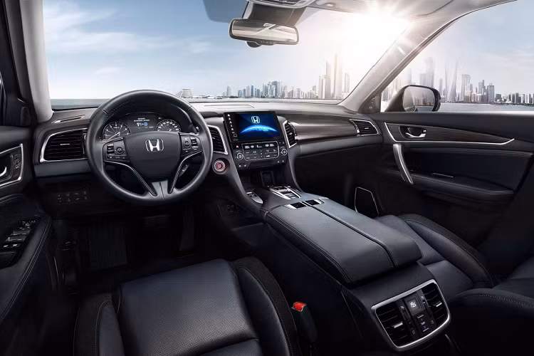 Honda Avancier tại Việt Nam là mẫu xe crossover cỡ lớn vì sở hữu chiều dài trục cơ sở lên đến 2.820 mm, kích thước của Honda Avancier lớn hơn nhiều so với “người anh em” CR-V. Tại thị trường Trung Quốc, Honda Avancier là đối thủ cạnh tranh trực tiếp với Toyota Highlander và Ford Edge, mặc dù cả hai mẫu xe này đều có thêm một hàng ghế.