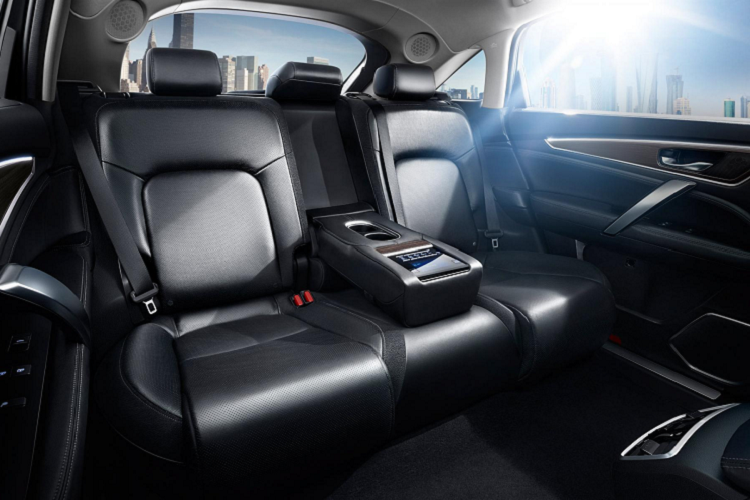 Ở phiên bản cao cấp, nội thất xe sở hữu nhiều trang bị như màn hình cảm ứng cỡ lớn ở trung tâm, điều hòa tự động 3 vùng độc lập, trang bị cửa sổ trời toàn cảnh, phanh tay điện tử. Hộp số kiểu nút bấm, ghế bọc da có hỗ trợ thông gió/sưởi, ghế lái chỉnh điện. Nhờ chiều dài cơ sở lớn hơn CR-V, nên hàng ghế thứ 2 của Honda Avancier khá rộng rãi và thoải mái.