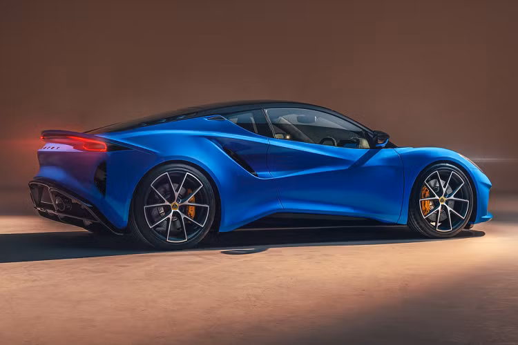 Lotus Emira V6 First Edition đươc trang bị đầy đủ các tùy chọn cùng một số chi tiết đặc biệt biểu thị phiên bản. Mẫu xe cũng được đính logo biểu thị bản First Edition cùng bộ mâm xe hợp kim 20 inch màu bạc hoặc đen bóng, hệ thống cùm phanh độc đáo, đèn chiếu sáng hoàn toàn bằng LED cùng bộ chụp ống xả bằng titan. Phiên bản này được trang bị tiêu chuẩn với gói Lower Black cùng các chi tiết được sơn màu đen như cánh gió ở cản trước, bộ chia,...