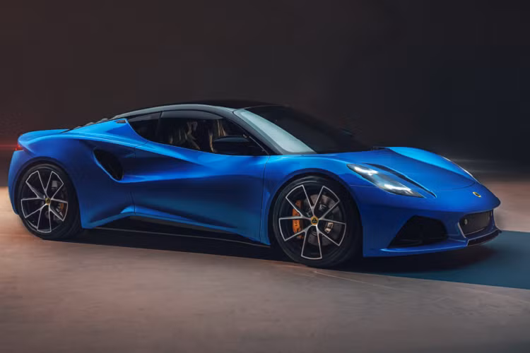 Mẫu xe được trang bị động cơ V6 có khả năng tăng tốc từ 0 - 100 km/h chỉ trong vòng 4,3 giây với tùy chọn hộp số sàn sáu cấp và chỉ trong 4,2 giây nếu được trang bị hộp số tự động sáu cấp. Tốc độ tối đa của xe được giới hạn điện tử ở mức 290 km/h ở cả hai biến thể. Lotus cũng công bố hệ số cản của Emira là 0,349 cd.