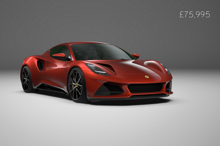 Bản First Edition cũng được trang bị thêm gói Design Pack miễn phí với bàn đạp thể thao, trần xe được bọc bằng Alcantara màu đen, kính tối màu, thảm sàn có logo Lotus cùng trang bị cùm phanh được sơn theo các tùy chọn màu như đen, đỏ vàng hoặc bạc.