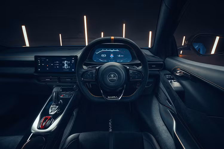 Thương hiệu cũng đồng thời đem tới cho xe sáu tùy chọn màu sắc ngoại thất bao gồm Seneca Blue, Magma Red, Hethel Yellow, Dark Verdant, Shadow Grey và Nimbus Grey. Đối với nội thất, Lotus cũng đồng thời cung cấp bảy phối màu bao gồm màu đỏ, đen, xám, da Nappa và Alcantara đen với đường chỉ khâu màu đỏ, vàng hoặc xám kết hợp với viền chrome satin và đèn chiếu sáng khoang nội thất màu trắng.