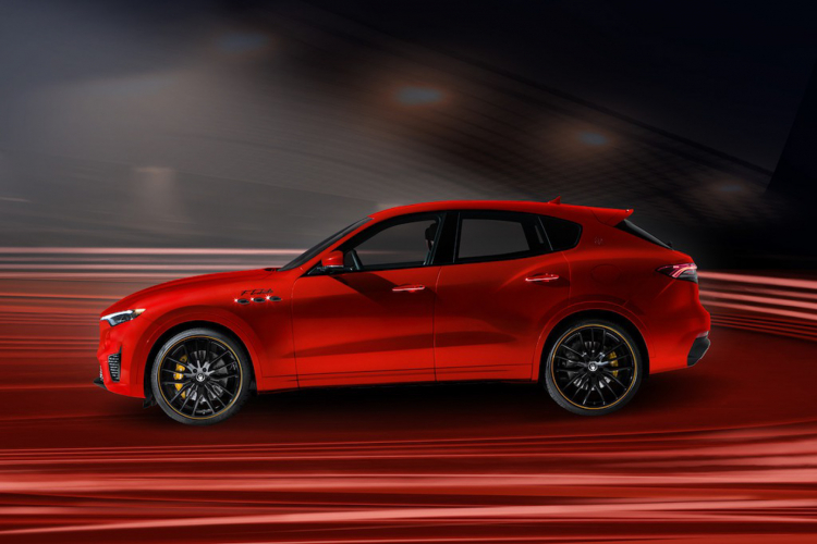 Dòng chữ “F Tributo” được khắc nổi trên vòm bánh xe. Logo đinh ba đồng màu thân xe nằm trên trụ C. Bên trong nội thất, phiên bản đặc biệt được bọc da đen với những đường chỉ khâu trùng với màu thân xe. Phiên bản F Tributo ra mắt ngay thời điểm chỉ còn vài ngày nữa là kỷ niệm 95 năm chiếc xe đua đầu tiên của Maserati ra mắt. Chiếc Tipo26 tham dự giải đua đầu tiên vào ngày 25 tháng 4 năm 1926 và giành chiến thắng ở phân hạng 1.500 cc tại Targa Florio với Alfieri Maserati trên tay lái